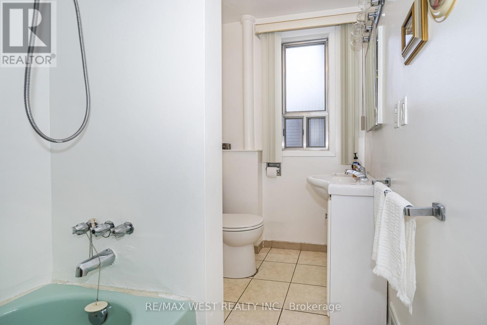 257 Delaware Avenue, Toronto, Ontario  M6H 2T7 - Photo 18 - W13786734