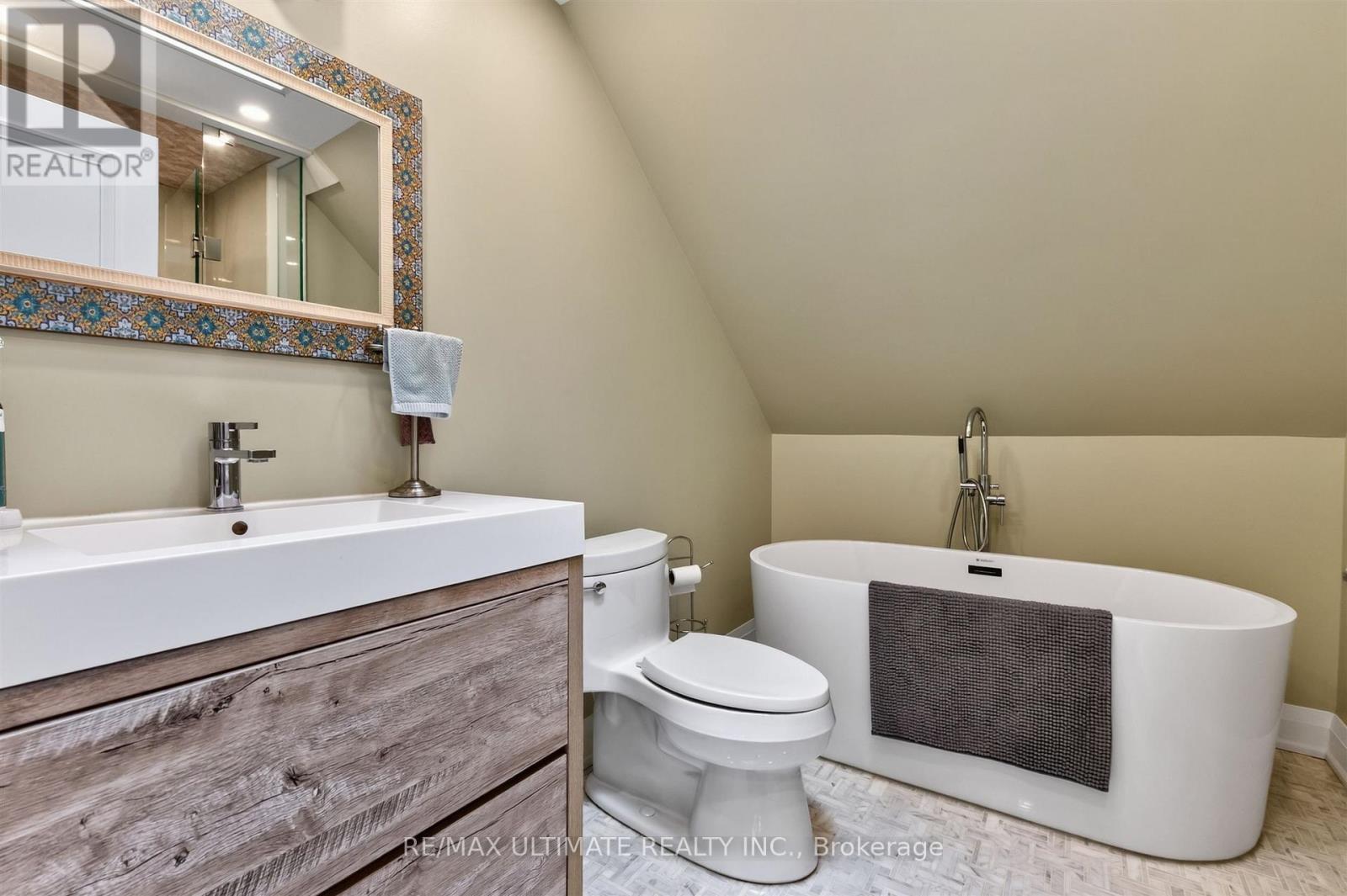 Upper - 39 Riverside Crescent, Toronto, Ontario  M6S 1B5 - Photo 25 - W13786748