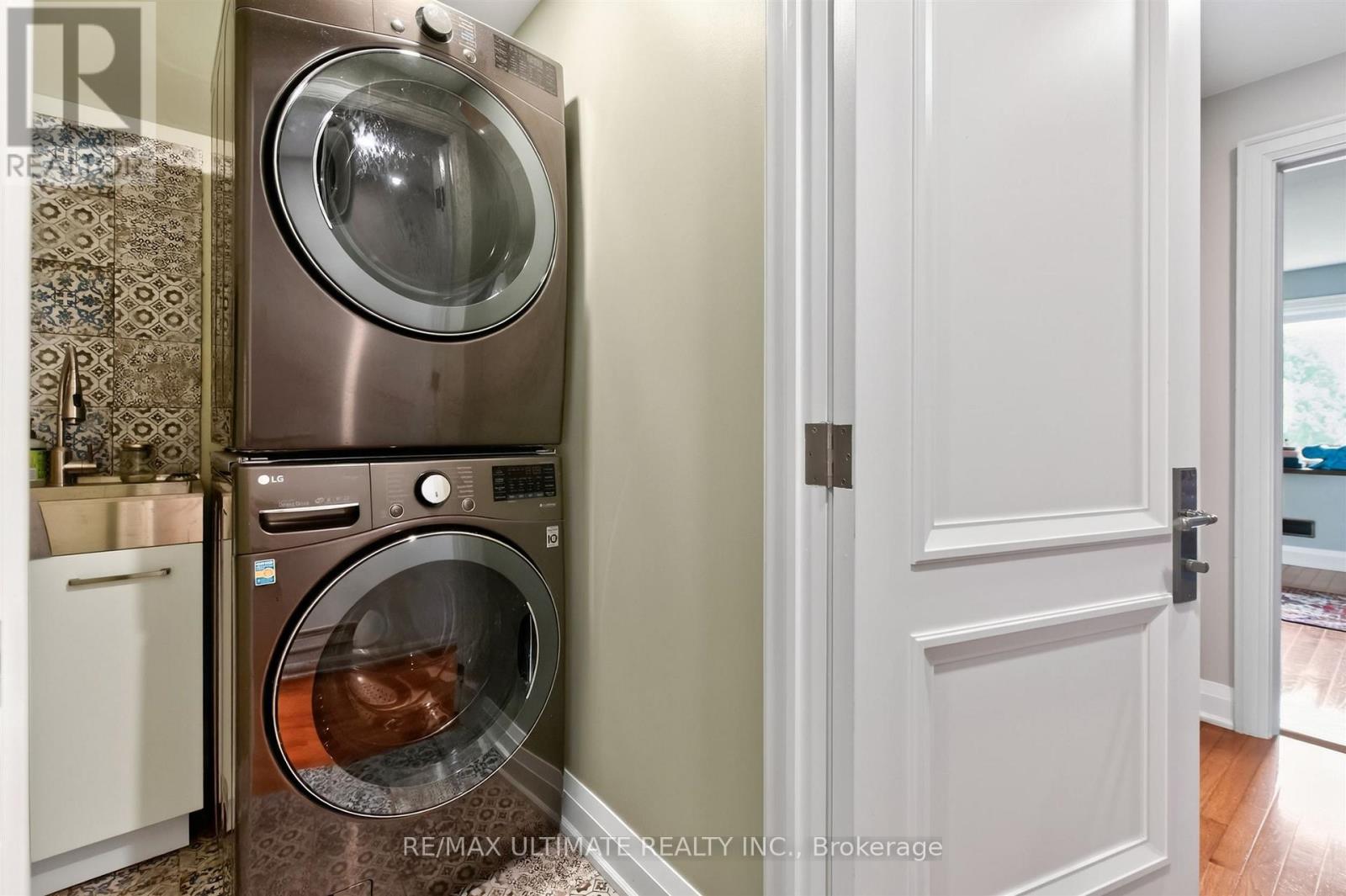 Upper - 39 Riverside Crescent, Toronto, Ontario  M6S 1B5 - Photo 27 - W13786748