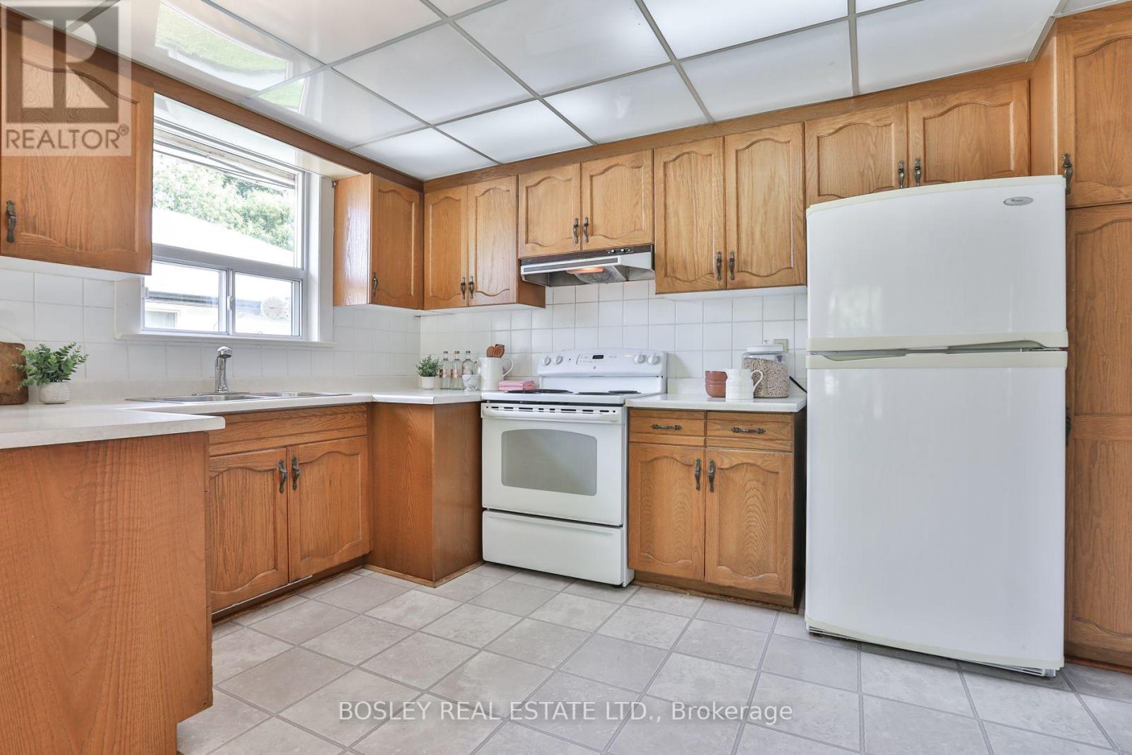 69 Ravenscrest Drive, Toronto, Ontario  M9B 5N1 - Photo 12 - W13786750