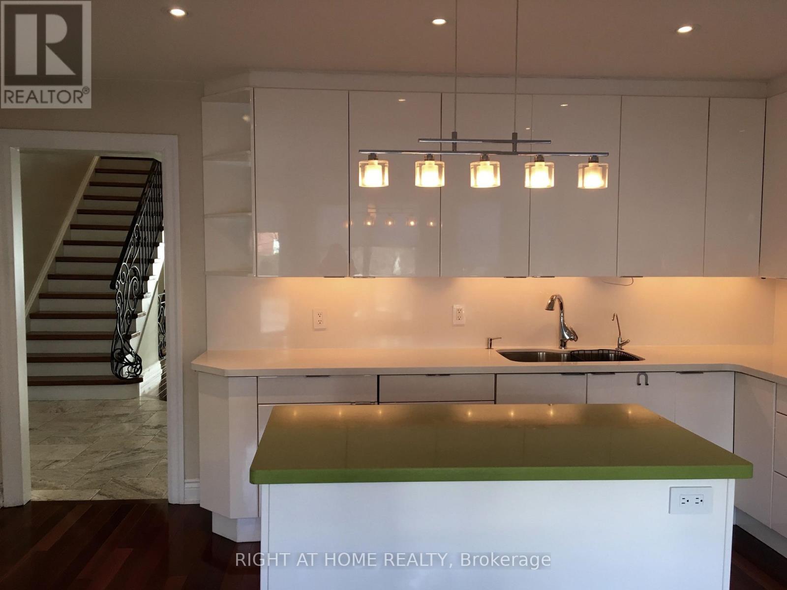 63 Walker Avenue, Toronto, Ontario  M4V 1G3 - Photo 12 - C13737568