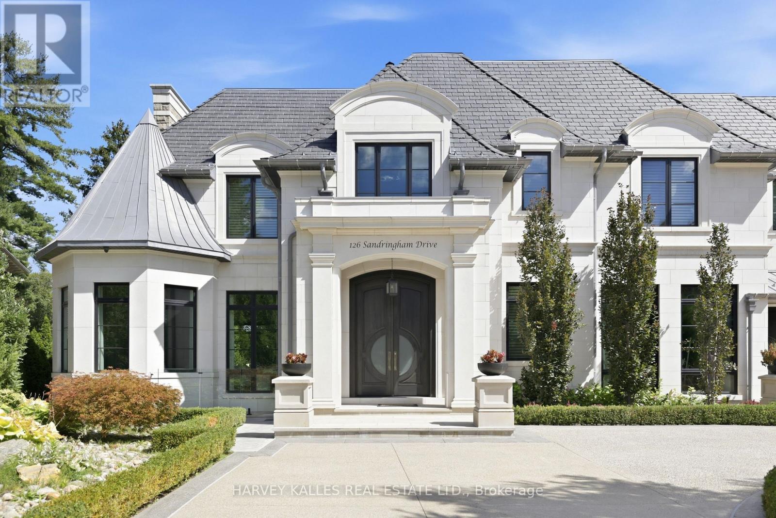 126 SANDRINGHAM DRIVE, Toronto, Ontario