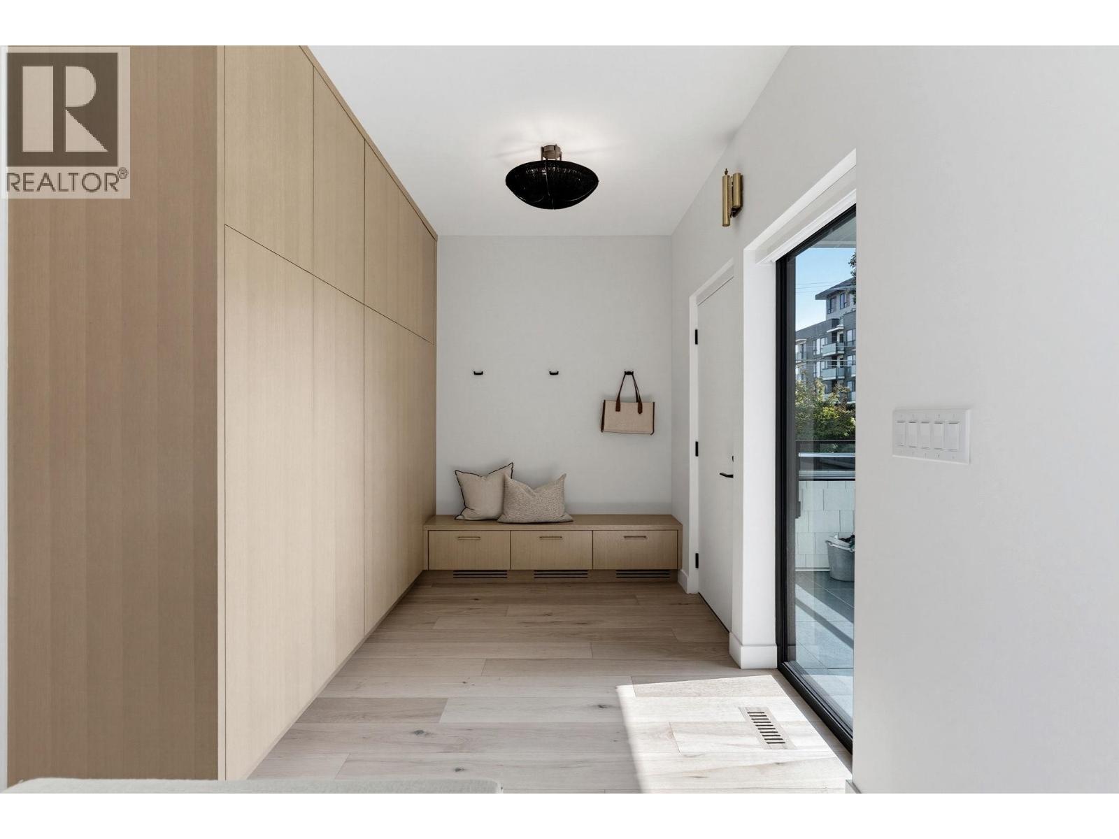 635 E 22nd Avenue, Vancouver, British Columbia  V5V 1V3 - Photo 2 - R3165647