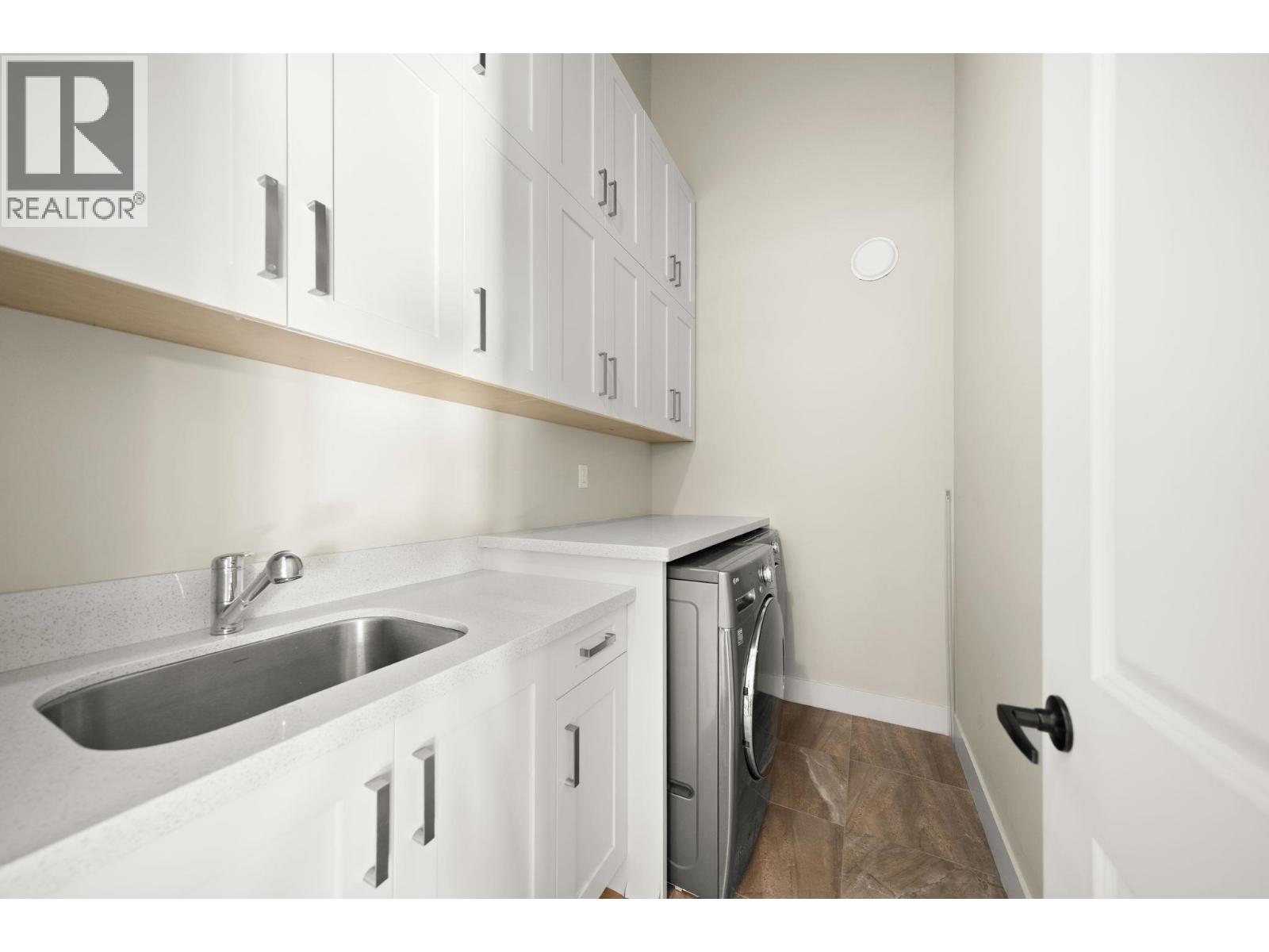 7028 Broadway, Burnaby, British Columbia  V5A 1R8 - Photo 12 - R3165648