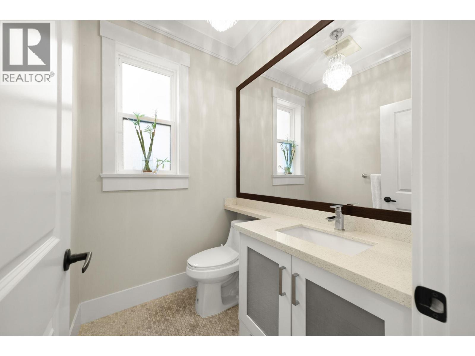 7028 Broadway, Burnaby, British Columbia  V5A 1R8 - Photo 13 - R3165648