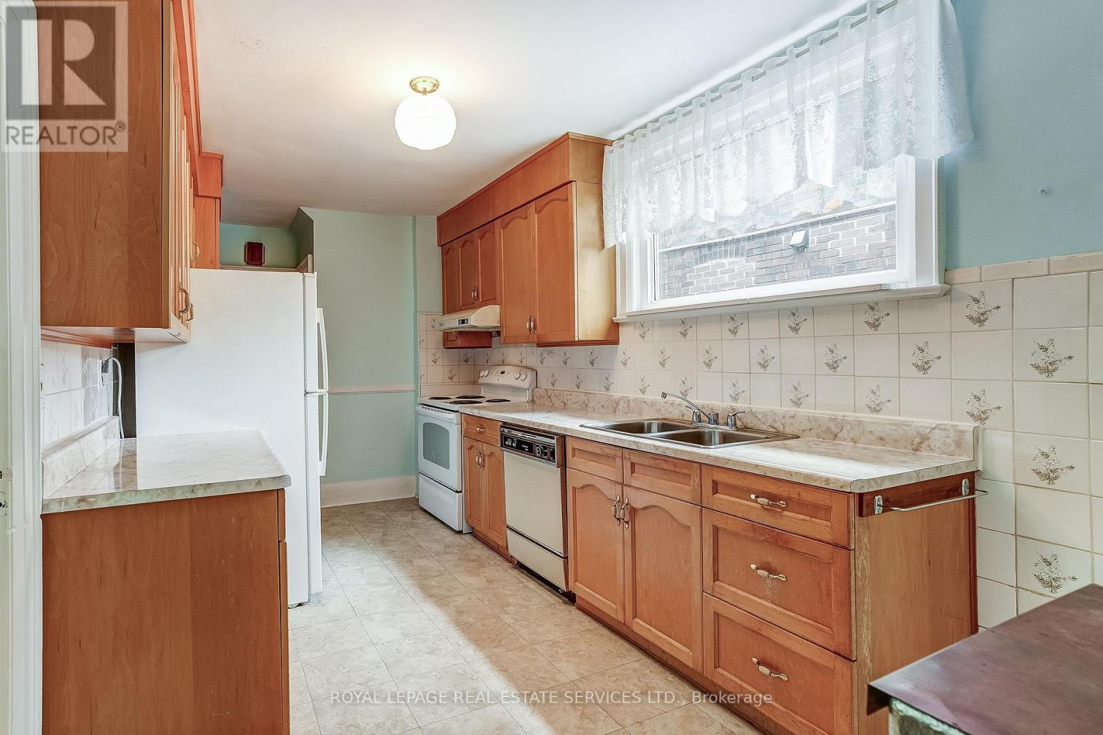 15 Oakview Avenue, Toronto, Ontario  M6P 3J3 - Photo 13 - W13787070