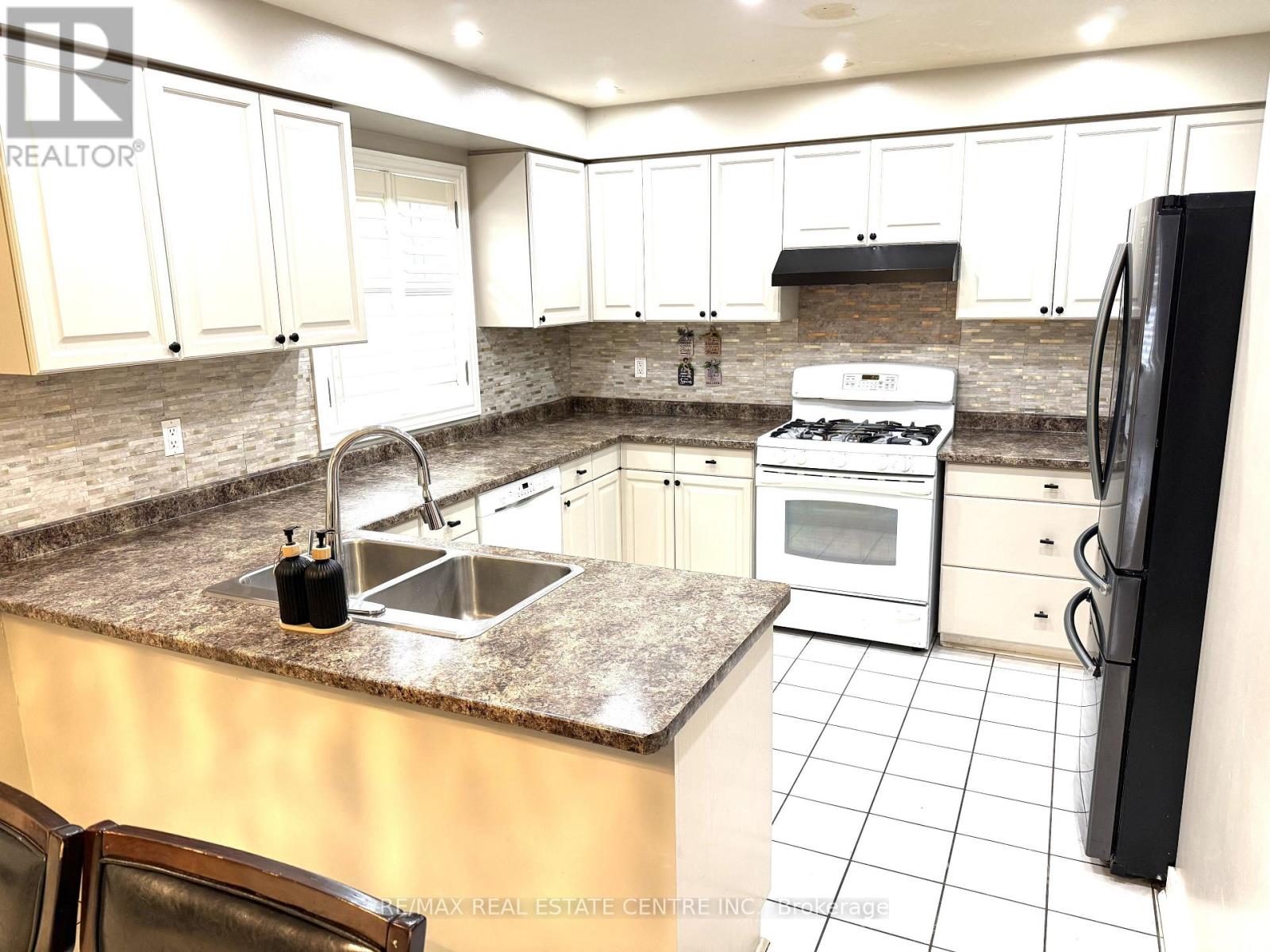 28 Mcivor Street, Whitby, Ontario  L1R 2L7 - Photo 9 - E13787360
