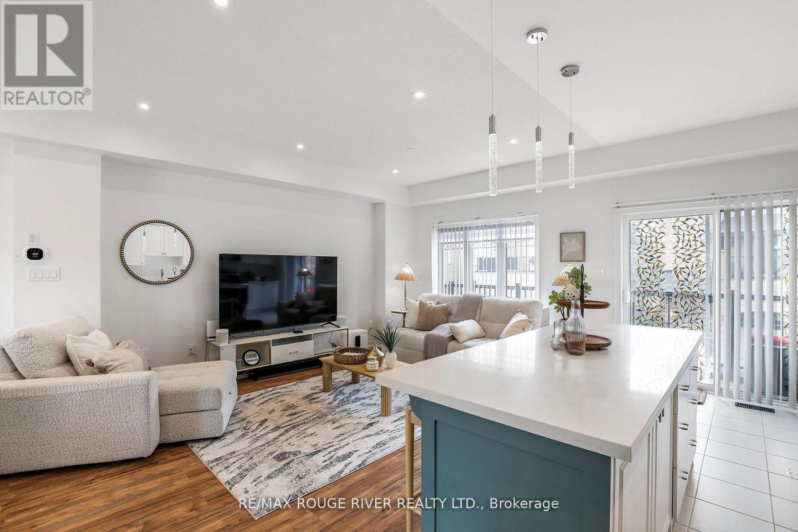 17 Devineridge Avenue, Ajax (Central East), Ontario  L1Z 0T1 - Photo 5 - E13787486