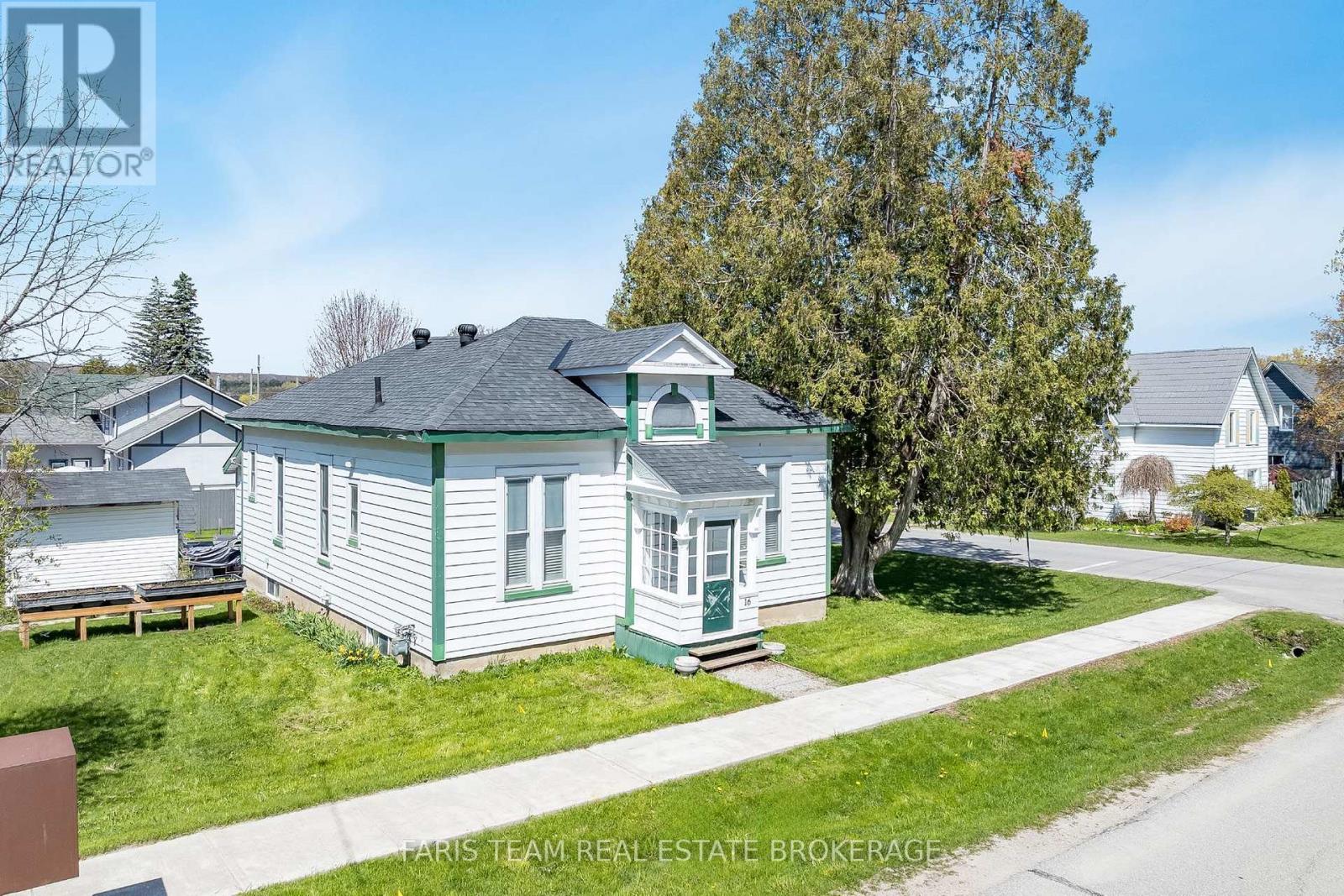 16 Peel Street, Penetanguishene, Ontario  L9M 1A6 - Photo 2 - S13787304