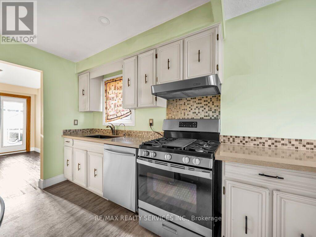 41 Simmons Boulevard, Brampton (Madoc), Ontario  L6V 3V4 - Photo 6 - W13787236
