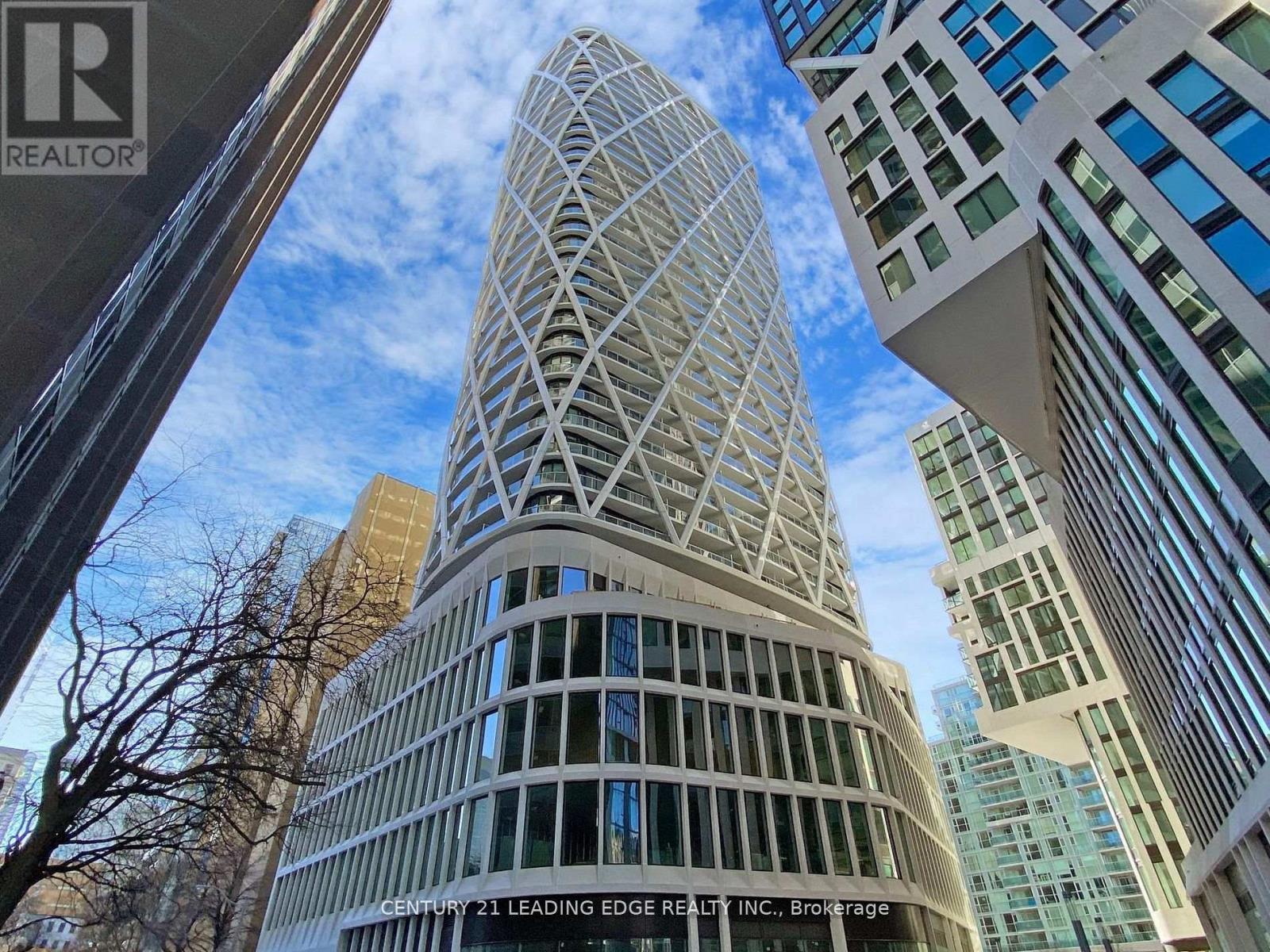 823 - 230 SIMCOE STREET