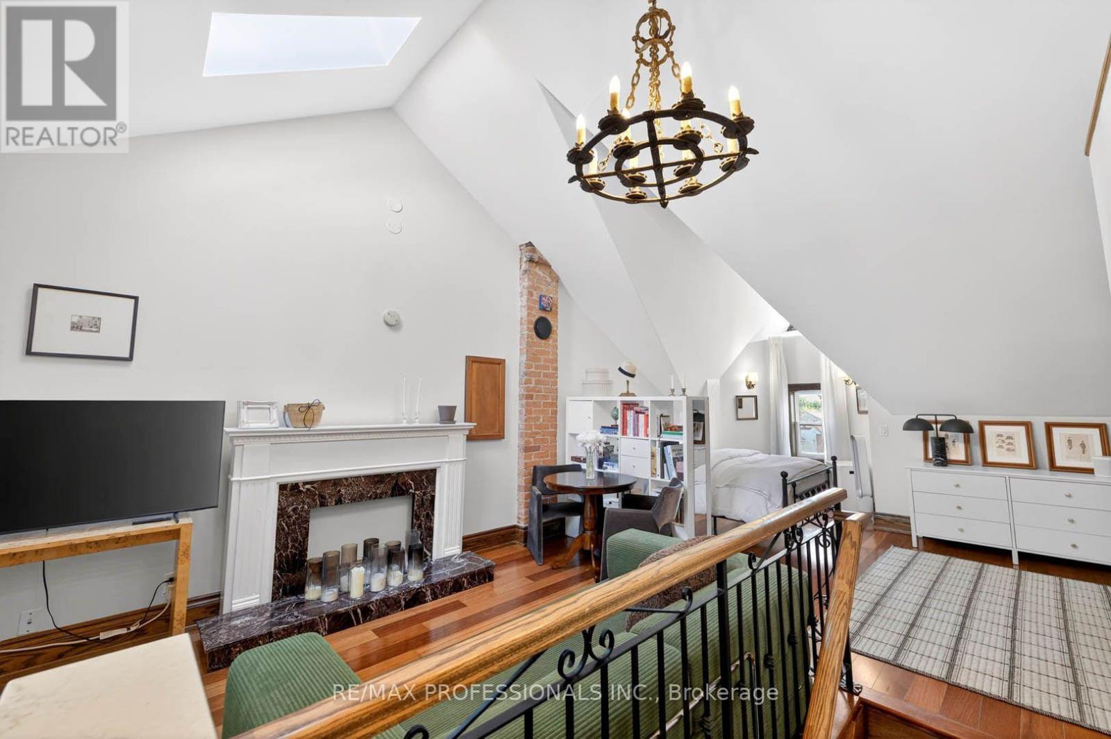 2 Afton Avenue, Toronto, Ontario  M6J 1R7 - Photo 11 - C13787578