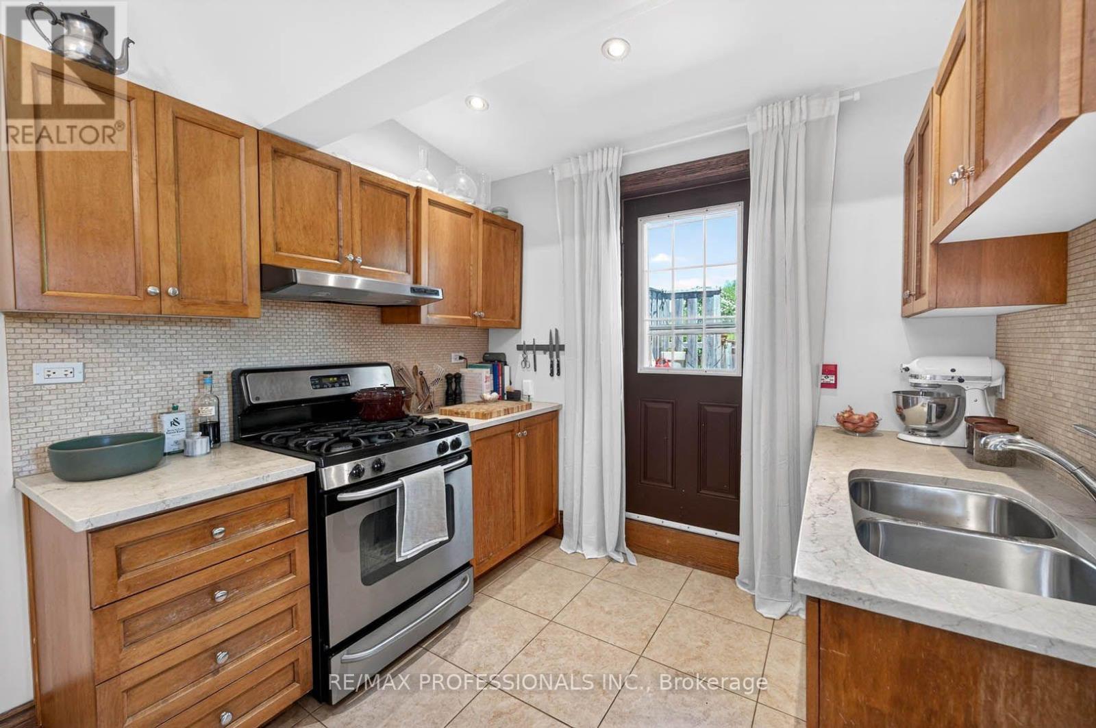 2 Afton Avenue, Toronto, Ontario  M6J 1R7 - Photo 12 - C13787578