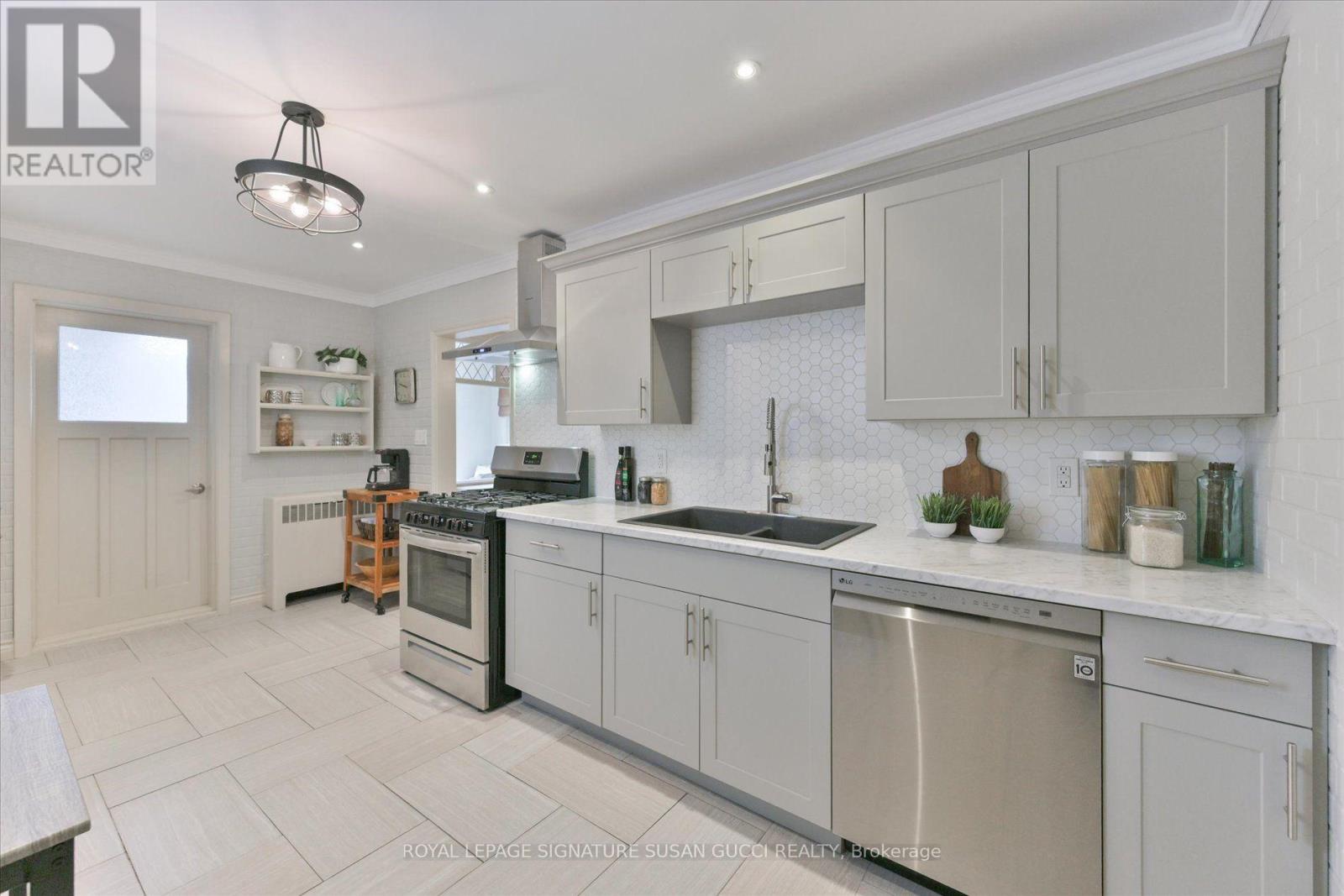 8 Sutherland Avenue, Toronto, Ontario  M4C 1R9 - Photo 7 - E13787528