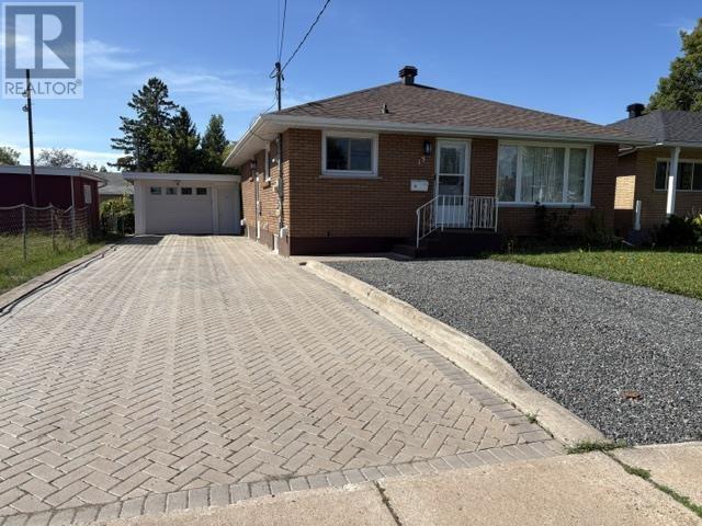 15 Kitchener Rd, Sault Ste. Marie, Ontario  P6B 4R1 - Photo 1 - SM262557