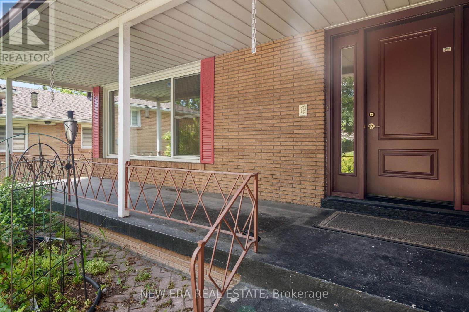 1889 Steepbank Crescent, Mississauga, Ontario  L4X 1T9 - Photo 3 - W13788242