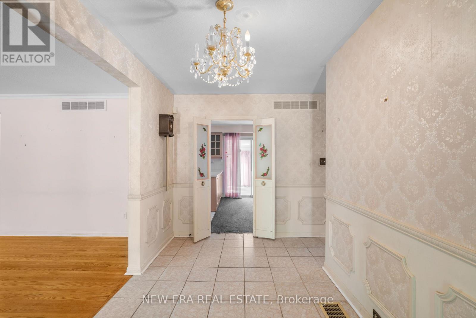 1889 Steepbank Crescent, Mississauga, Ontario  L4X 1T9 - Photo 5 - W13788242