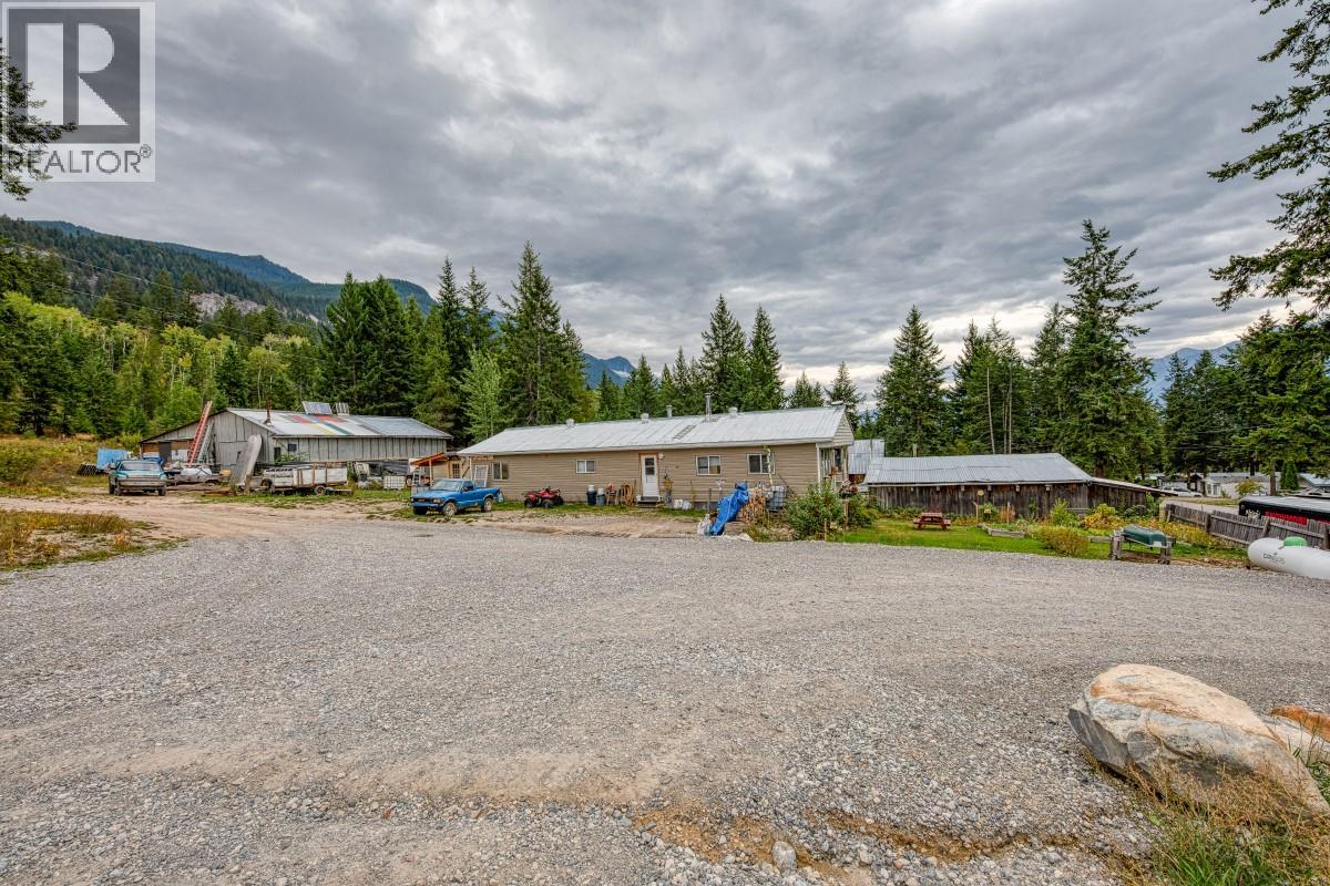470 Reflection Lake Road, Golden, British Columbia  V0A 1H6 - Photo 33 - 10400928