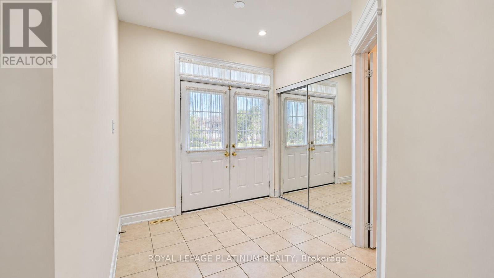 146 Sandringham Drive, Barrie, Ontario  L4M 0C9 - Photo 3 - S13785308
