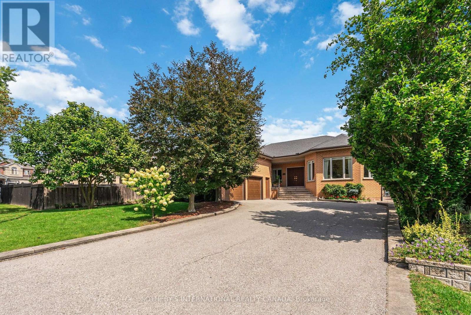 83 Burndean Court, Richmond Hill, Ontario  L4C 9W5 - Photo 4 - N13784148