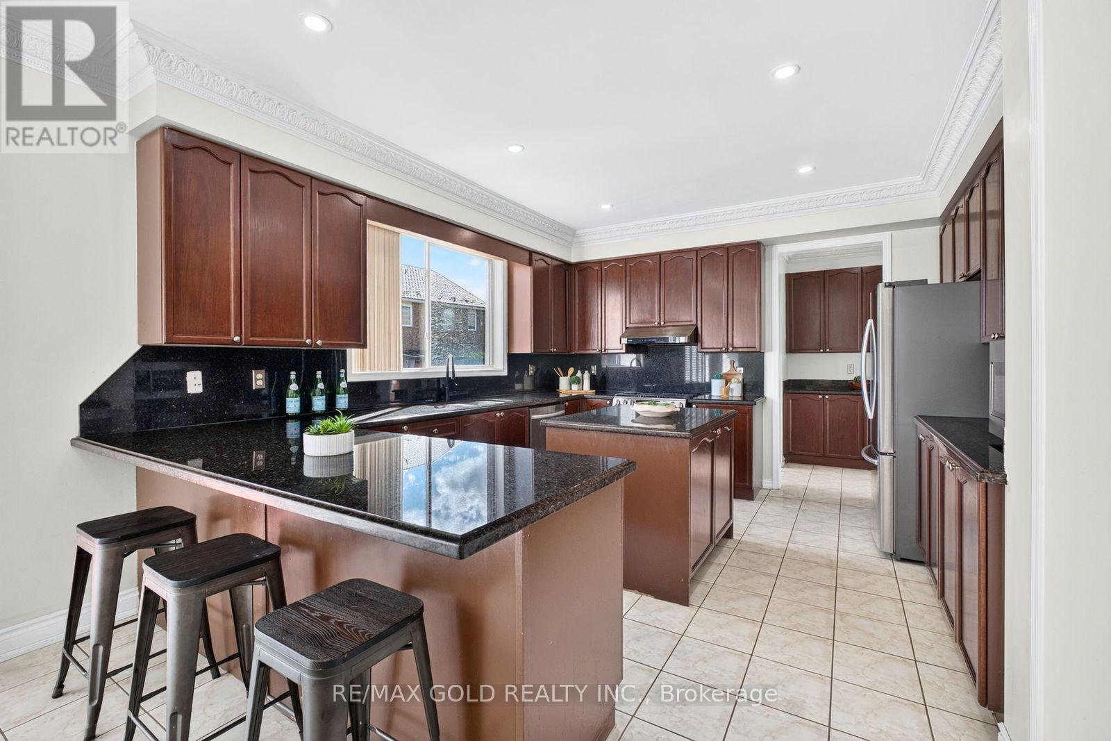 70 Maldives Crescent, Brampton, Ontario  L6P 1L1 - Photo 12 - W13786376