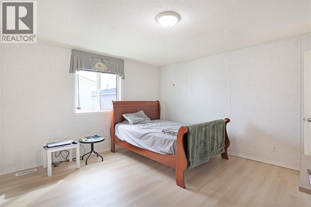 8 Meadowplace Crescent E, Brooks, Alberta  T1R 0R5 - Photo 16 - A2342227