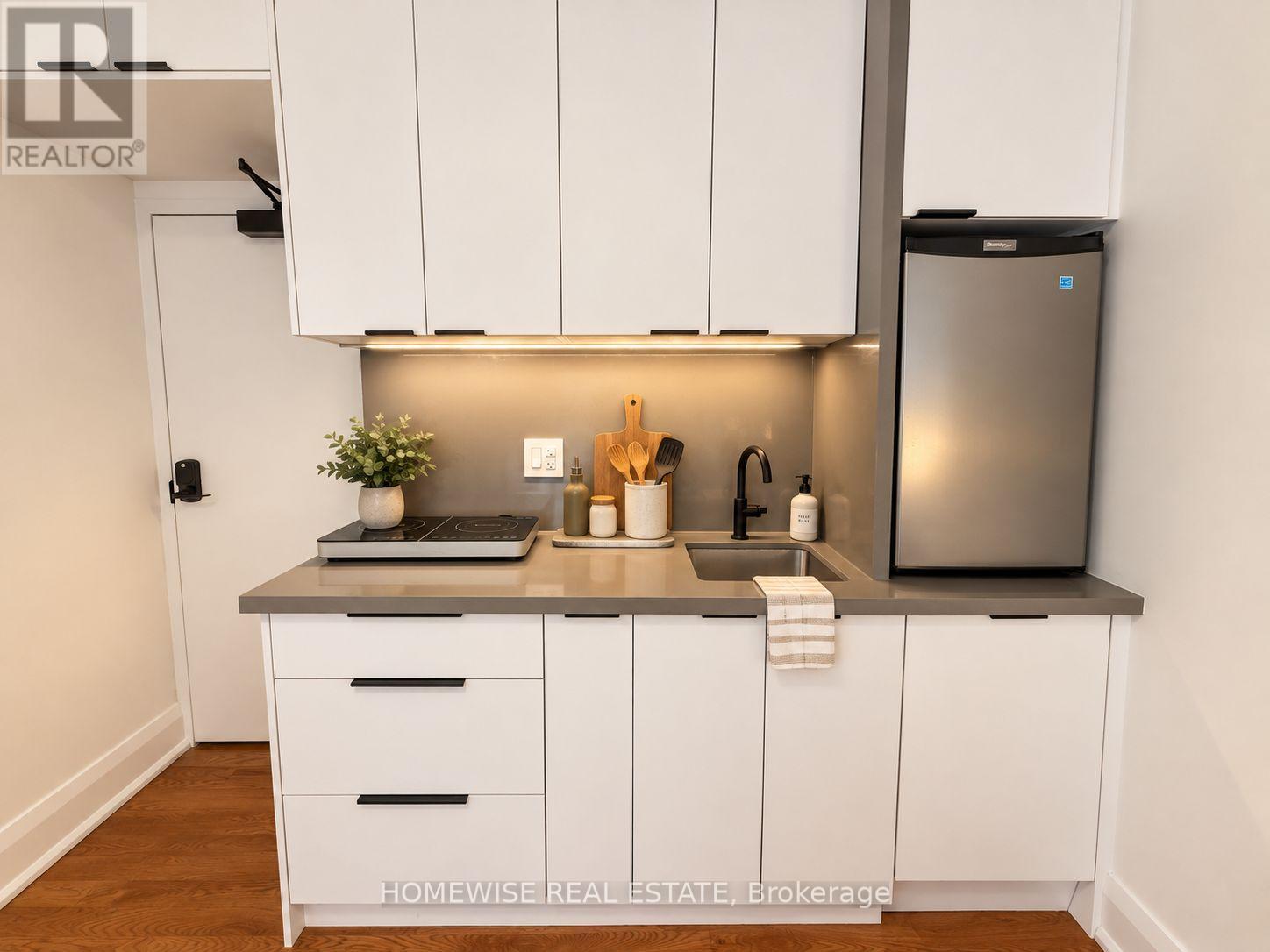 105 - 5 High Park Boulevard, Toronto, Ontario  M6R 1M5 - Photo 2 - W13788554