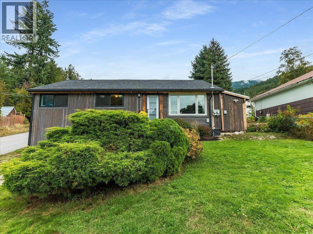 622 Eighth Street, Nelson, British Columbia  V1L 3A7 - Photo 1 - 10400934