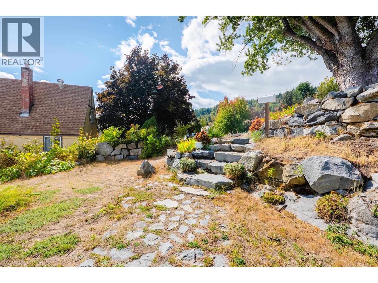 660 Dickens Street, Warfield, British Columbia  V1R 2B6 - Photo 65 - 10400675
