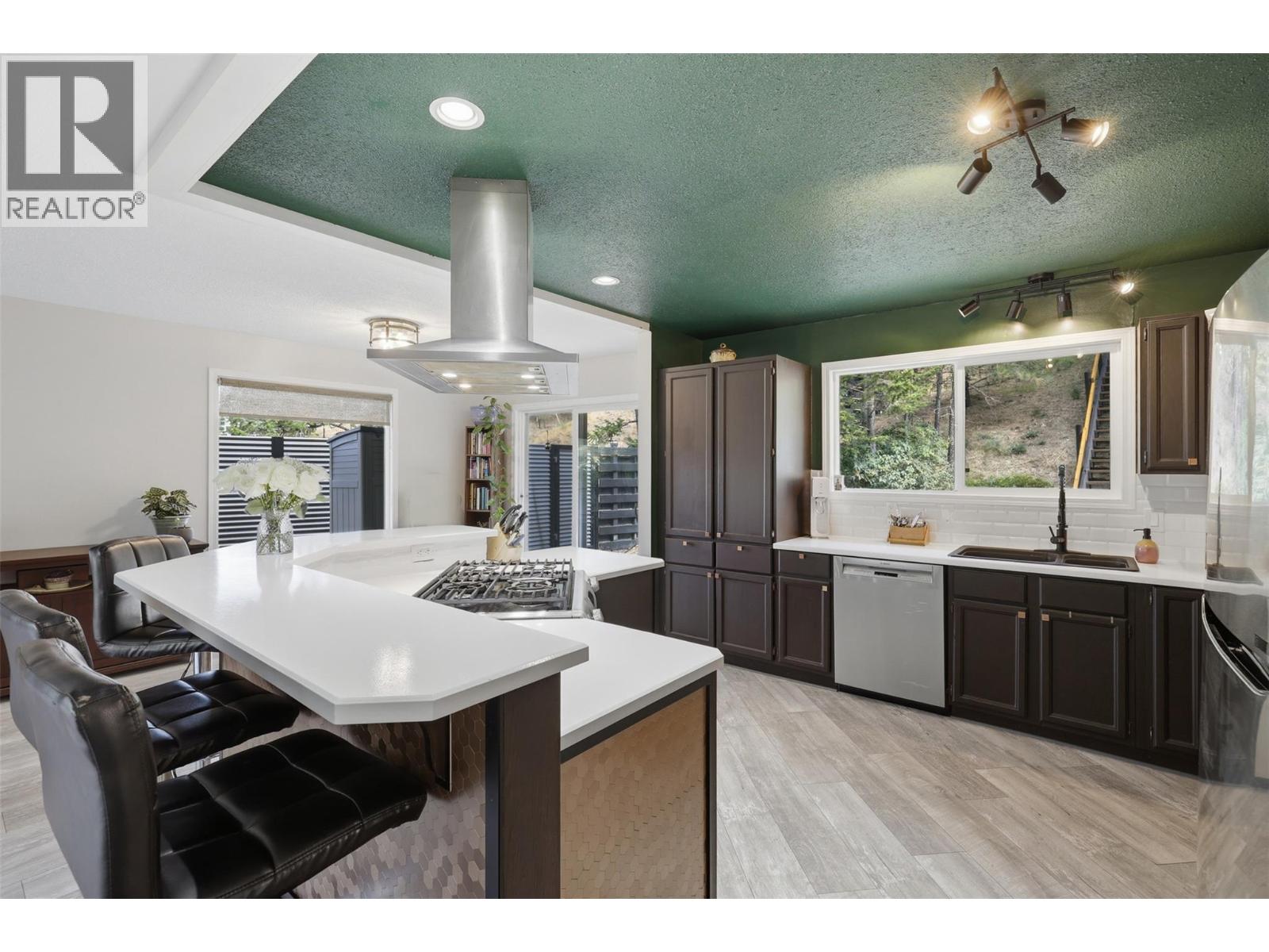 5545 Clearview Drive photo 9