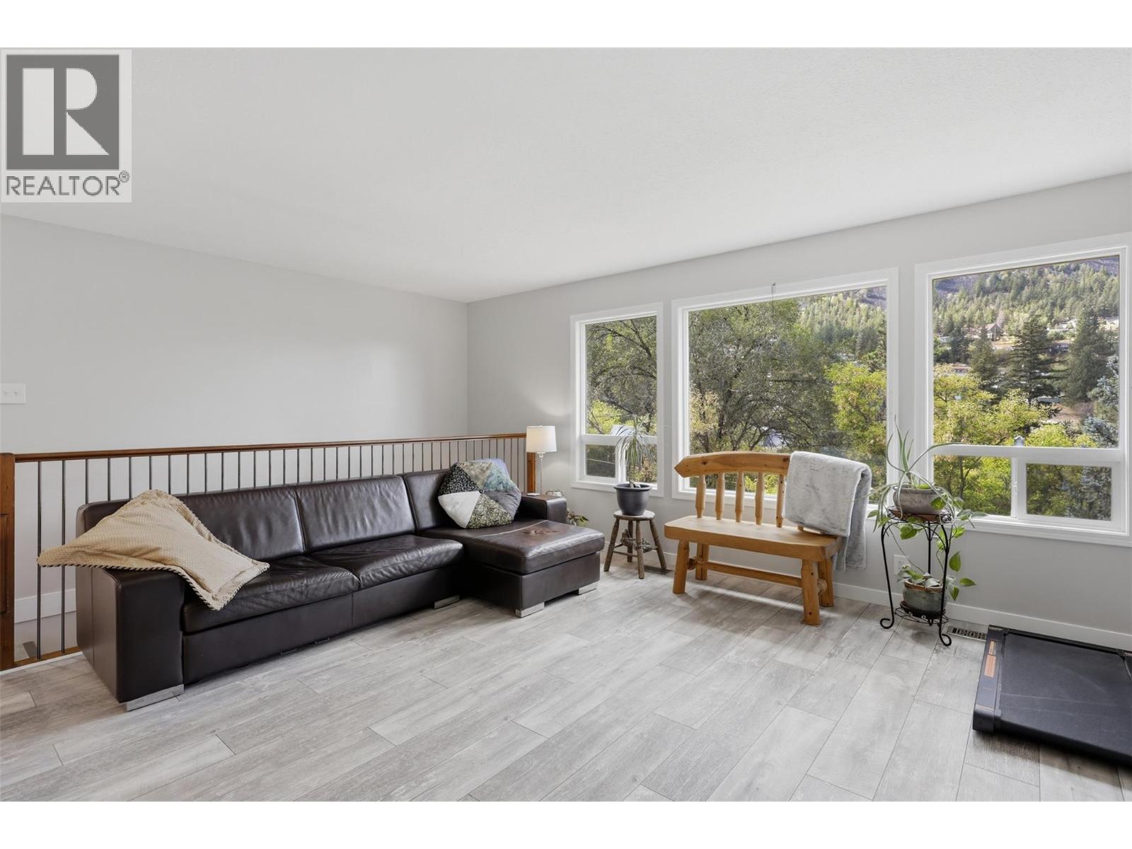 5545 Clearview Drive photo 6