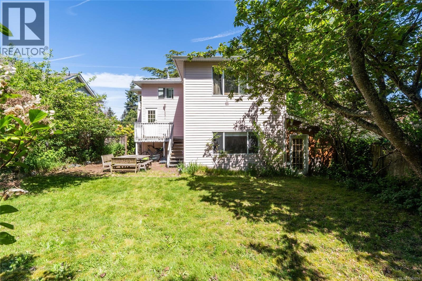 2561 Sinclair Rd, Saanich, British Columbia  V8N 1B7 - Photo 11 - 1049894