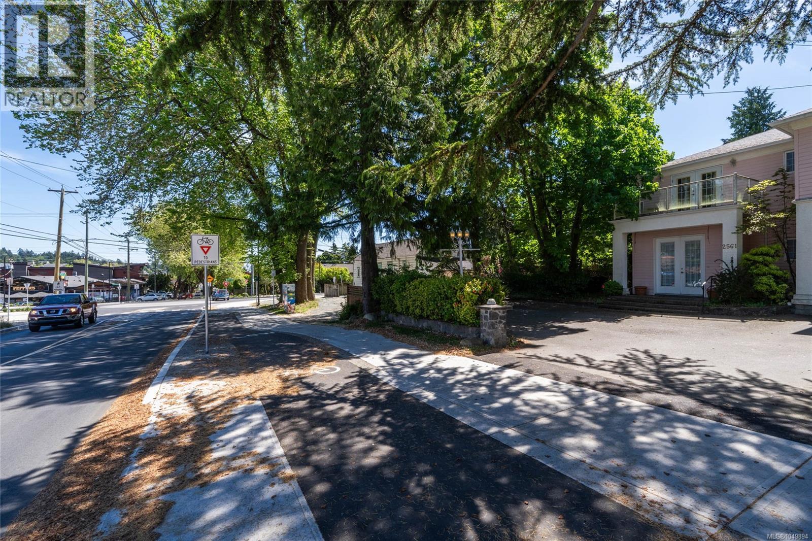2561 Sinclair Rd, Saanich, British Columbia  V8N 1B7 - Photo 41 - 1049894
