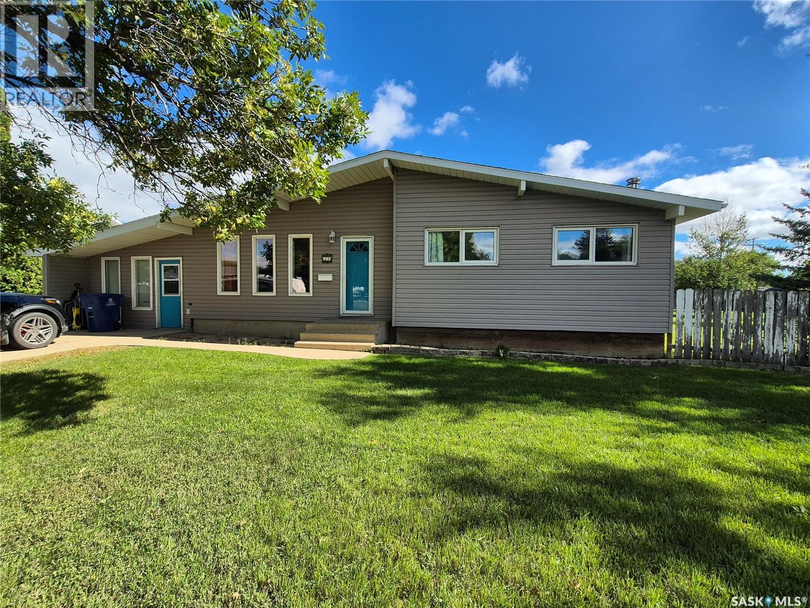 32 Metheral Bay, Weyburn, Saskatchewan  S4H 2M6 - Photo 1 - SK048576