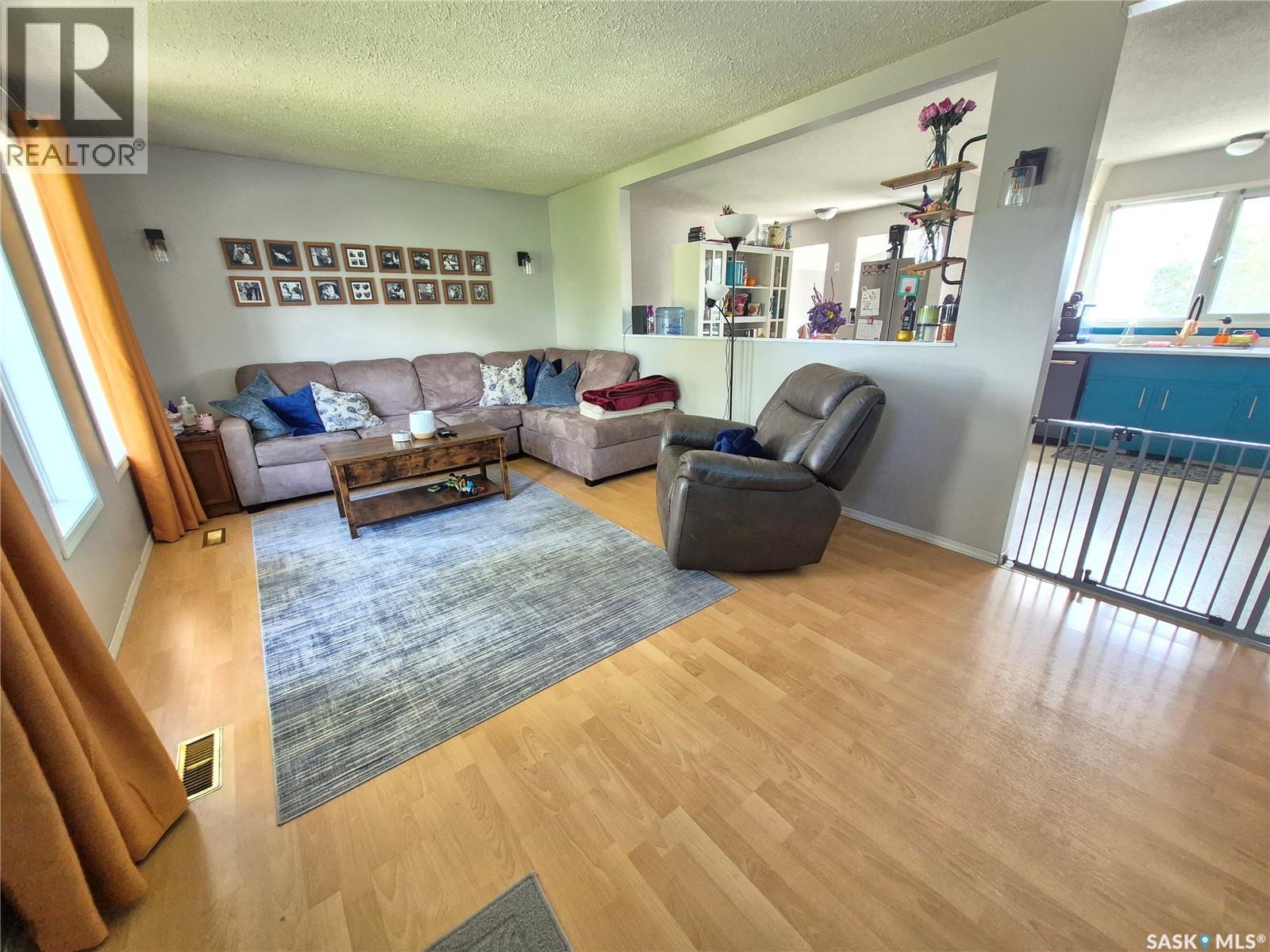 32 Metheral Bay, Weyburn, Saskatchewan  S4H 2M6 - Photo 2 - SK048576
