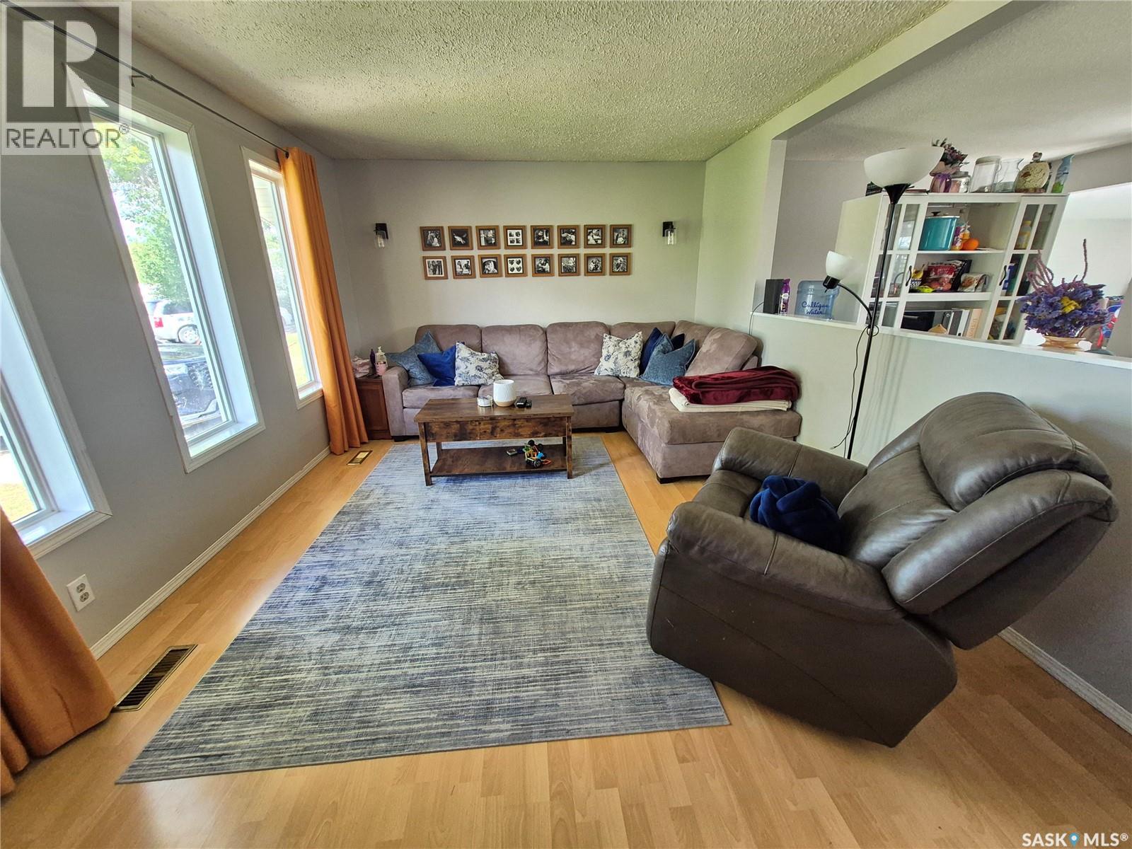 32 Metheral Bay, Weyburn, Saskatchewan  S4H 2M6 - Photo 3 - SK048576