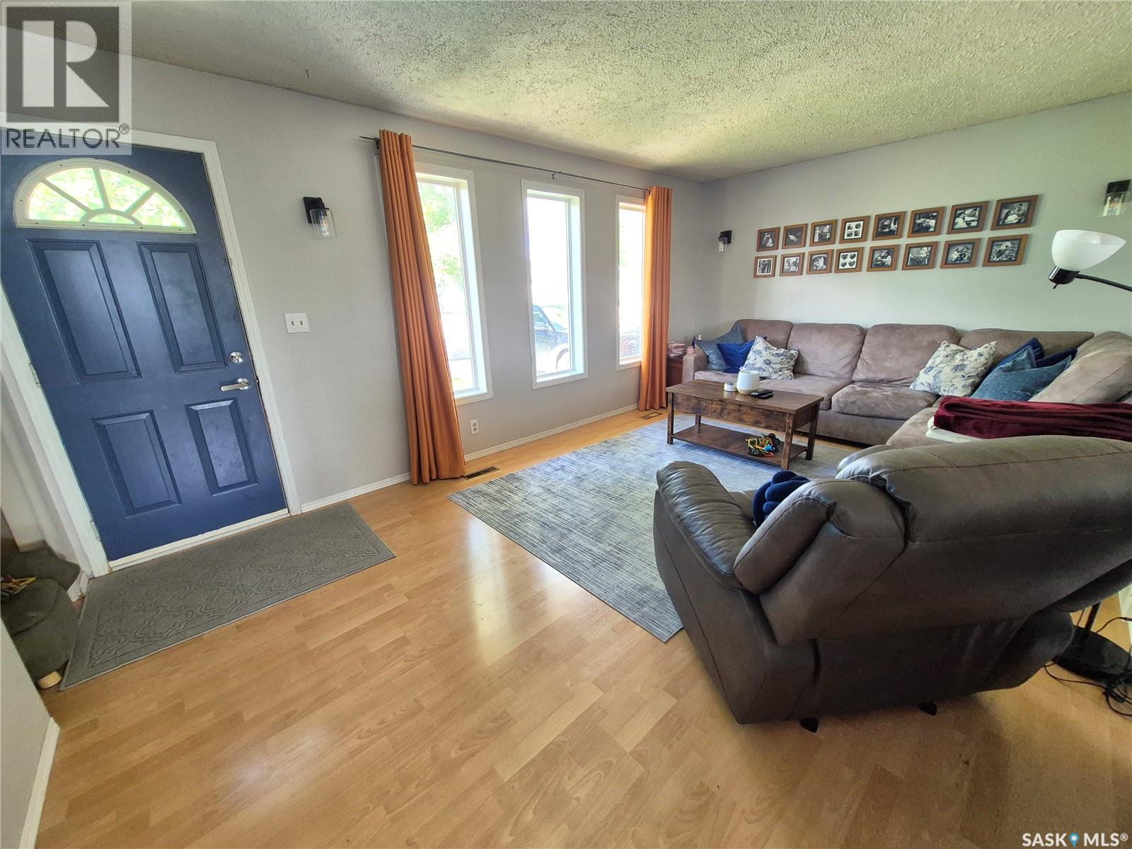 32 Metheral Bay, Weyburn, Saskatchewan  S4H 2M6 - Photo 4 - SK048576