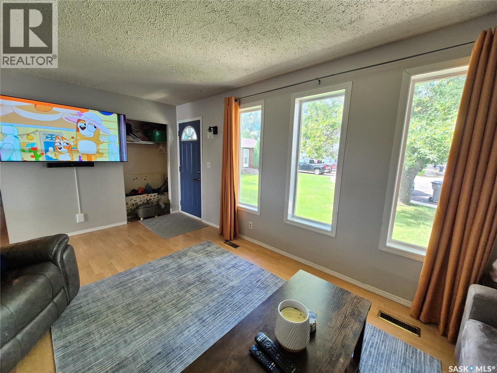 32 Metheral Bay, Weyburn, Saskatchewan  S4H 2M6 - Photo 6 - SK048576