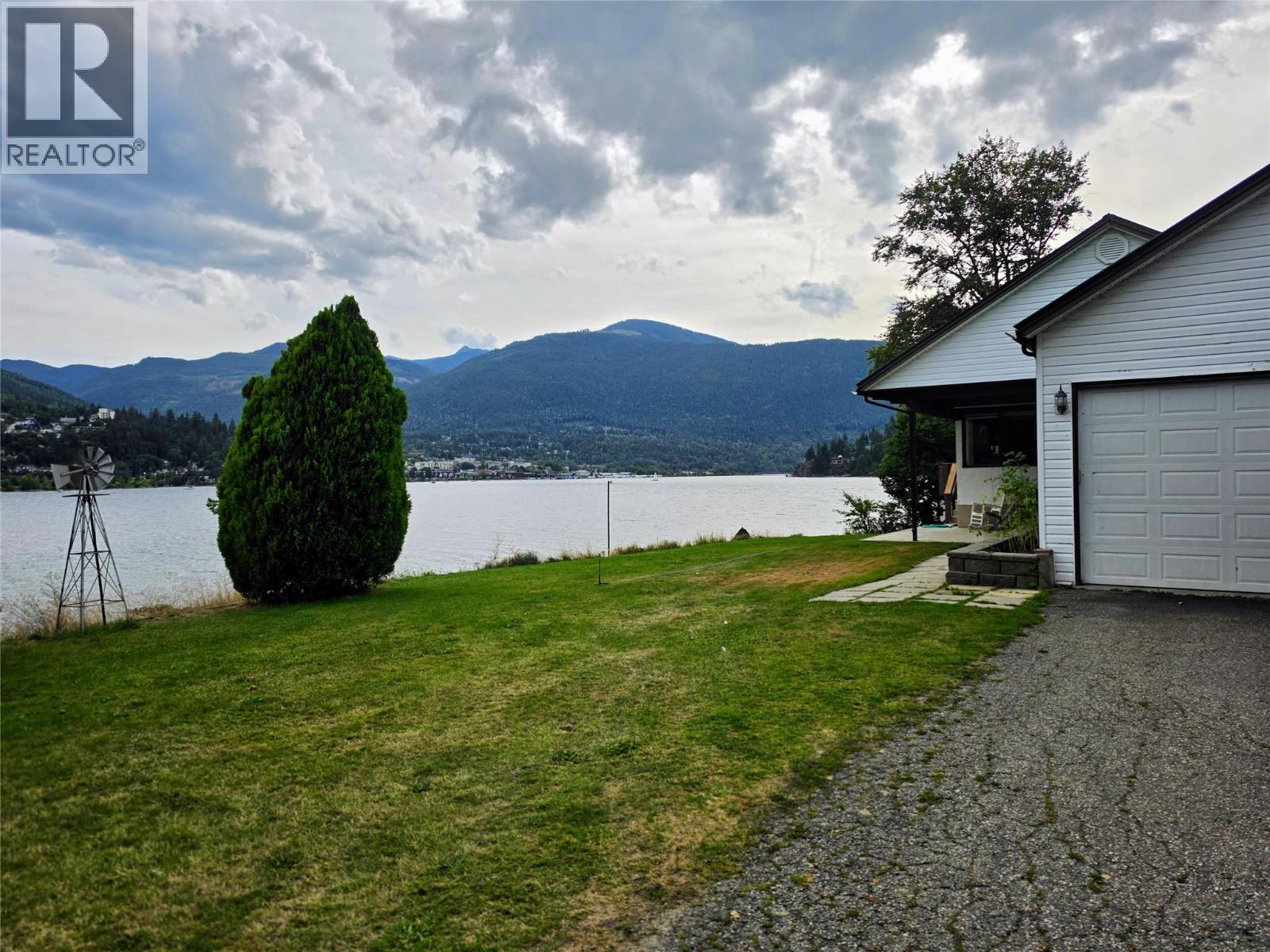 582 Valhalla Road, Nelson, British Columbia  V1L 6M6 - Photo 2 - 10400697