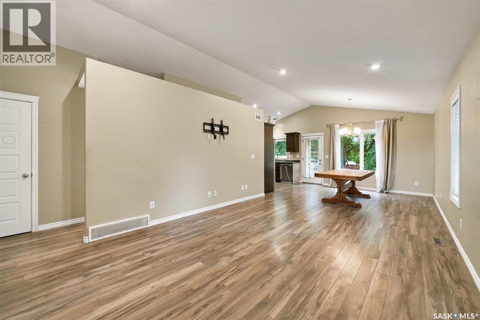 502 Lehrer Crescent, Saskatoon, Saskatchewan  S7R 0L3 - Photo 6 - SK048539