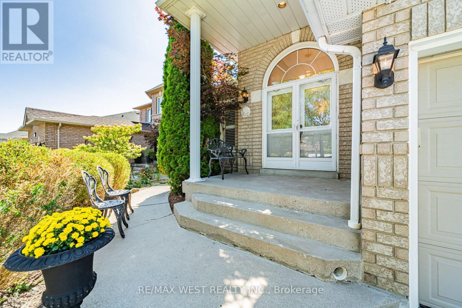 382 Melville Avenue, Vaughan, Ontario  L6A 2N8 - Photo 2 - N13788910