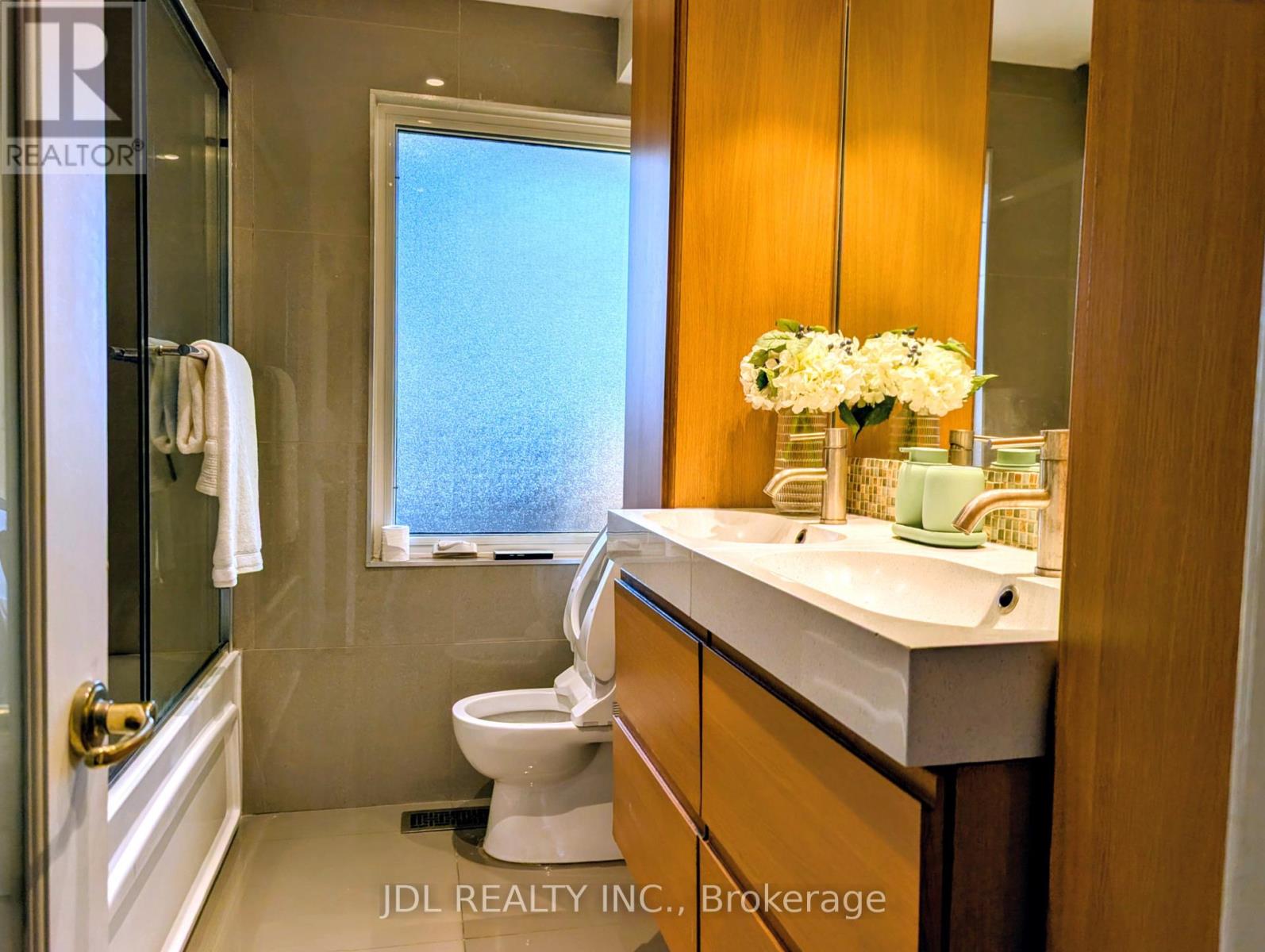 32 Ashmount Crescent, Toronto, Ontario  M9R 1C7 - Photo 13 - W13788960