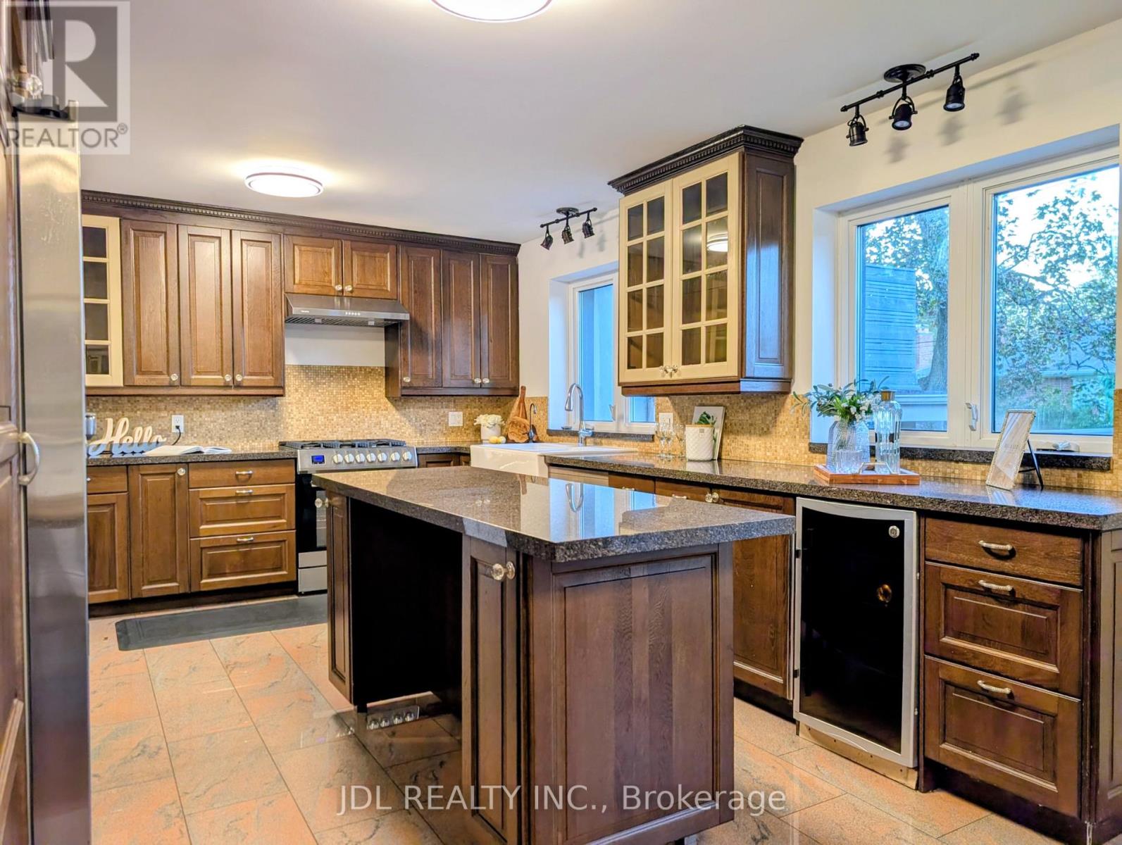 32 Ashmount Crescent, Toronto, Ontario  M9R 1C7 - Photo 9 - W13788960