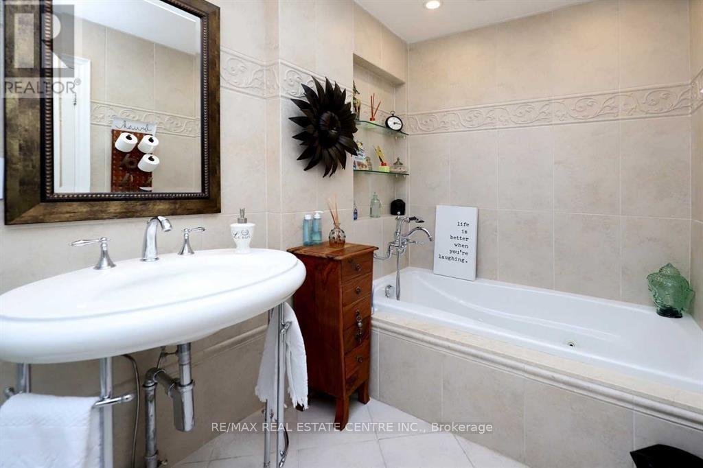 814 Eaglemount Crescent, Mississauga, Ontario  L5C 1N9 - Photo 16 - W13788998