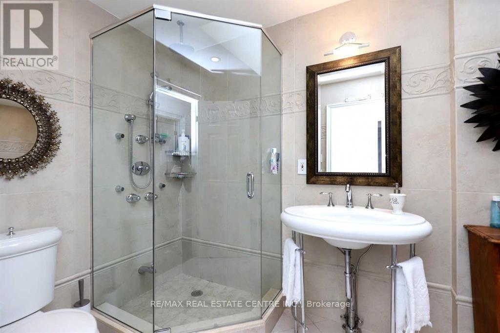 814 Eaglemount Crescent, Mississauga, Ontario  L5C 1N9 - Photo 17 - W13788998