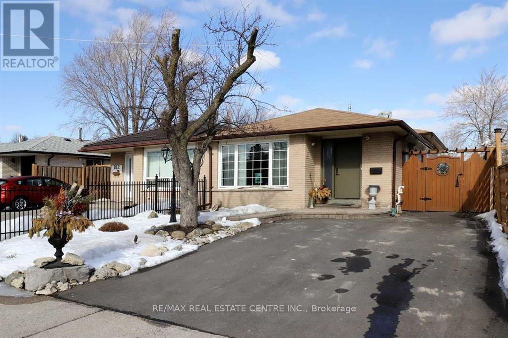 814 Eaglemount Crescent, Mississauga, Ontario  L5C 1N9 - Photo 2 - W13788998