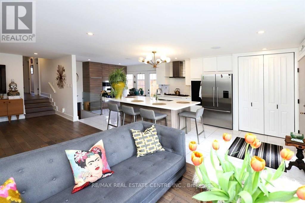 814 Eaglemount Crescent, Mississauga, Ontario  L5C 1N9 - Photo 5 - W13788998