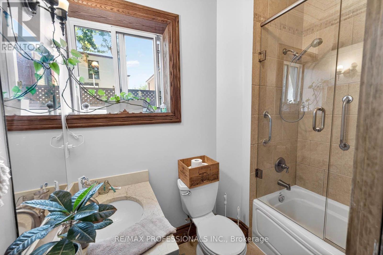 2 Afton Avenue, Toronto, Ontario  M6J 1R7 - Photo 35 - C13787578