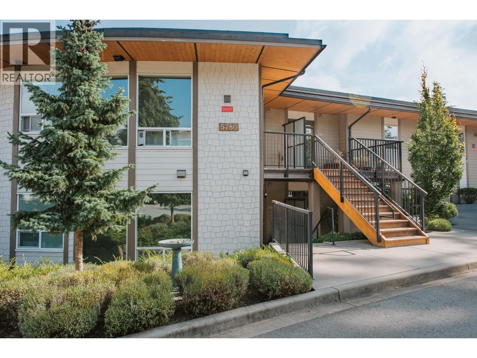 302 5780 Marine Way, Sechelt, British Columbia  V7Z 0L8 - Photo 2 - R3165945
