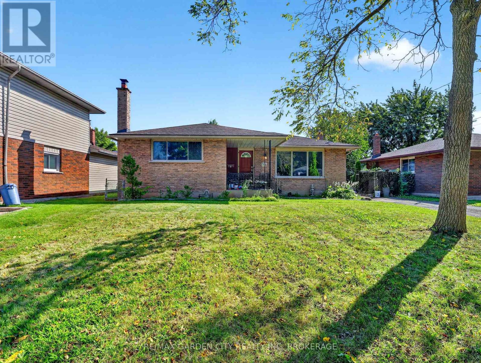 56 Burness Drive, St. Catharines, Ontario  L2P 1J5 - Photo 2 - X13789244